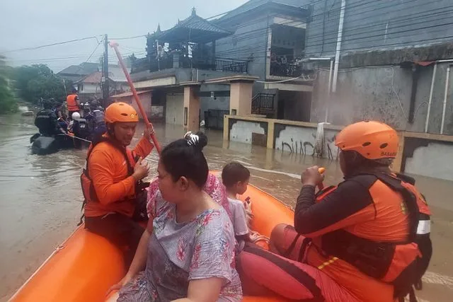 Banjir Bandang Menewaskan 15 Orang, 10 Orang Hilang dan Memicu Tanah Longsor Saat Upaya Penyelamatan Berlanjut