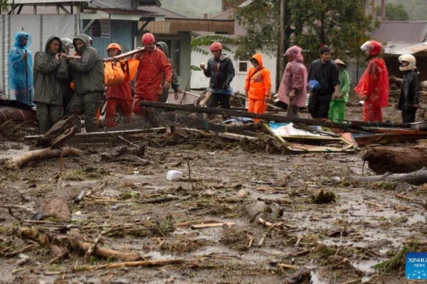 Banjir bandang dan tanah longsor menyebabkan 174 orang tewas dan 79 orang hilang di Indonesia