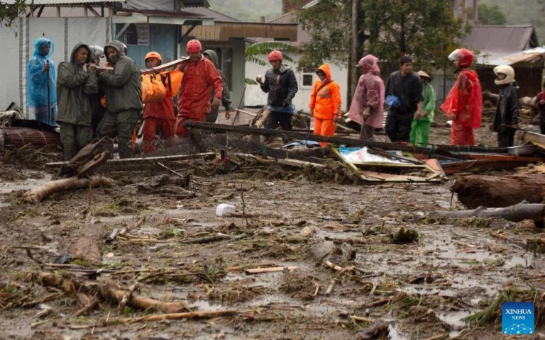 Banjir bandang dan tanah longsor menyebabkan 174 orang tewas dan 79 orang hilang di Indonesia