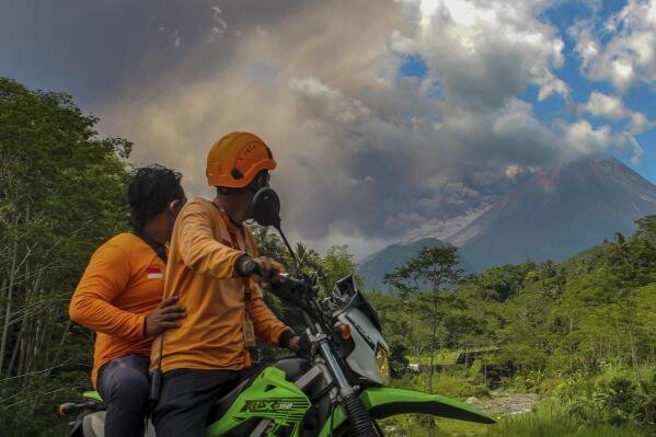 Gunung Merapi di Indonesia memuntahkan awan panas dalam letusan baru