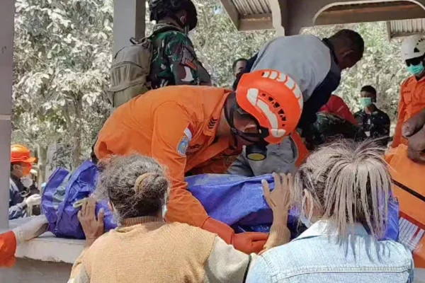 Gunung berapi di Indonesia, Gunung Lewotobi Laki Laki meletus, membakar rumah-rumah dan menewaskan sedikitnya 10 orang di Pulau Flores