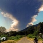 Gunung berapi di Indonesia, Gunung Lewotobi Laki-laki, memuntahkan awan abu yang sangat besar saat meletus lagi