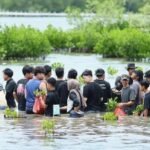 Para suster religius berdiri bersama masyarakat pesisir yang terdampak banjir di Indonesia