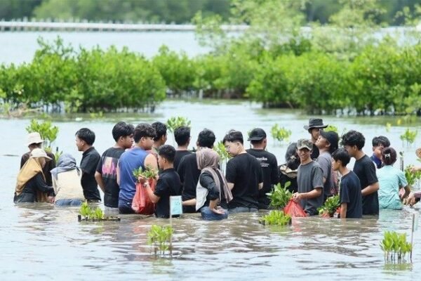 Para suster religius berdiri bersama masyarakat pesisir yang terdampak banjir di Indonesia
