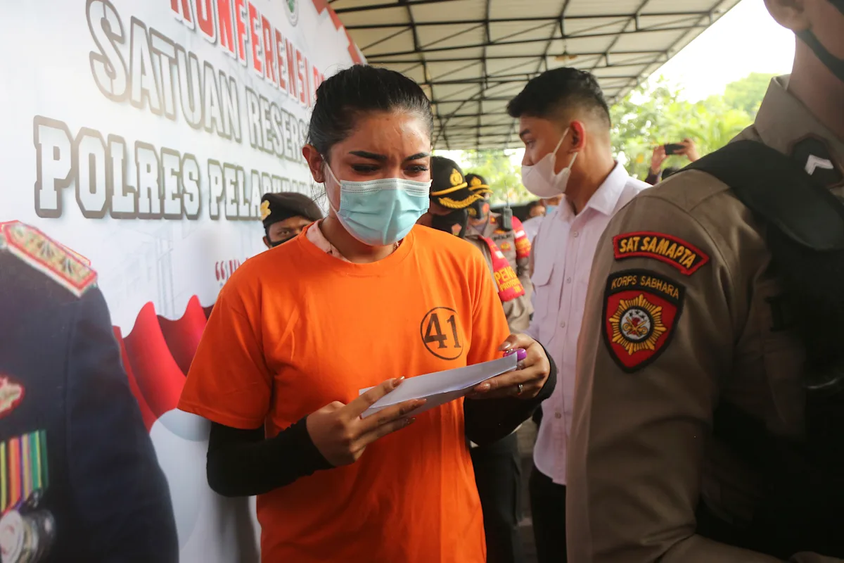 Polisi Indonesia memindahkan selebriti transgender ke sel pribadi