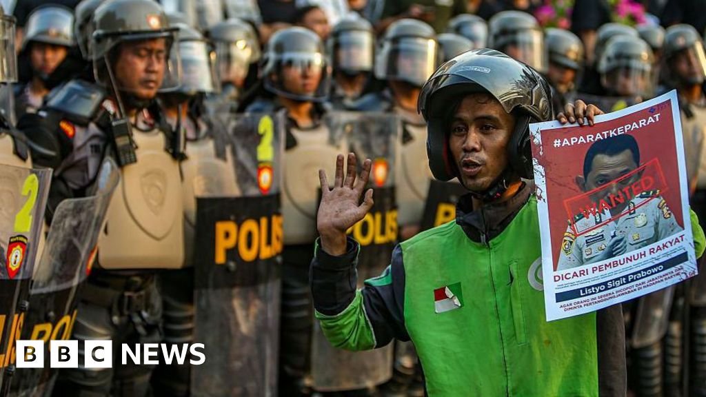 Protes di Indonesia: Masyarakat Asia menggunakan Grab dan Gojek untuk mengirim makanan dan dukungan bagi pengendara ojek online