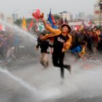 Protes di Indonesia: Polisi menembakkan gas air mata saat demonstran menentang rancangan KUHP yang kontroversial