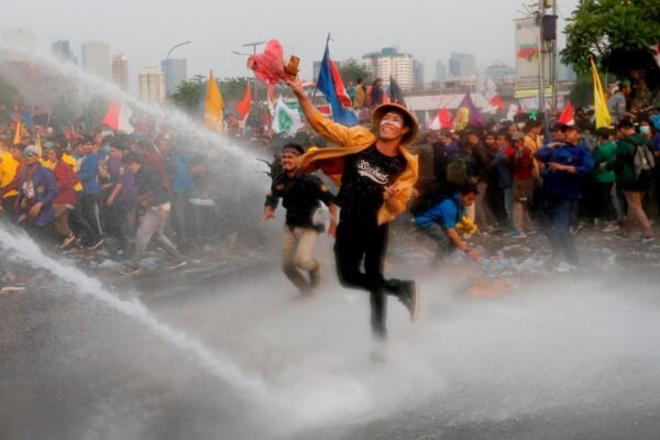 Protes di Indonesia: Polisi menembakkan gas air mata saat demonstran menentang rancangan KUHP yang kontroversial