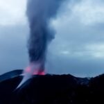Gunung Ibu di Indonesia meletus dan memuntahkan lahar panas