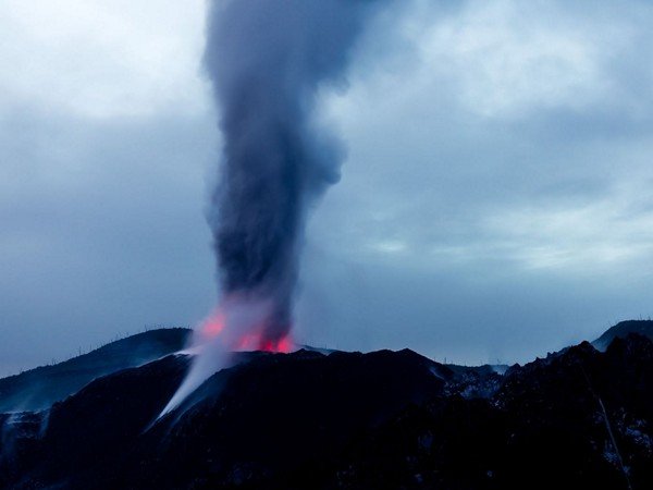 Gunung Ibu di Indonesia meletus dan memuntahkan lahar panas