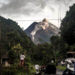 Gunung berapi di Indonesia meletus, memuntahkan abu panas sejauh tiga kilometer