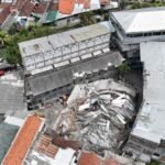 Indonesia Upaya penyelamatan puluhan orang yang masih terjebak saat sekolah asrama runtuh menewaskan tiga orang