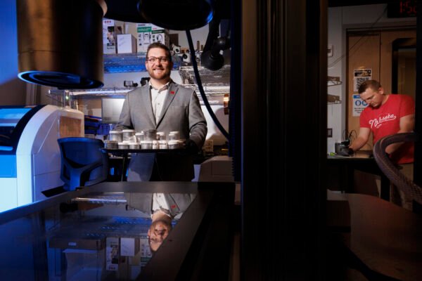 Insinyur Husker memajukan pekerjaan pada teknologi penyembuhan diri yang cerdas