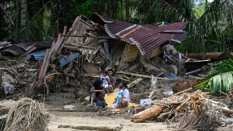 Saudara-saudara Fransiskan bergabung dalam operasi penyelamatan di Indonesia yang dilanda banjir