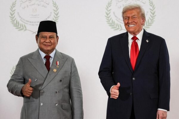 Trump terdengar di 'hot mic' yang tampaknya membicarakan bisnis dengan pemimpin Indonesia