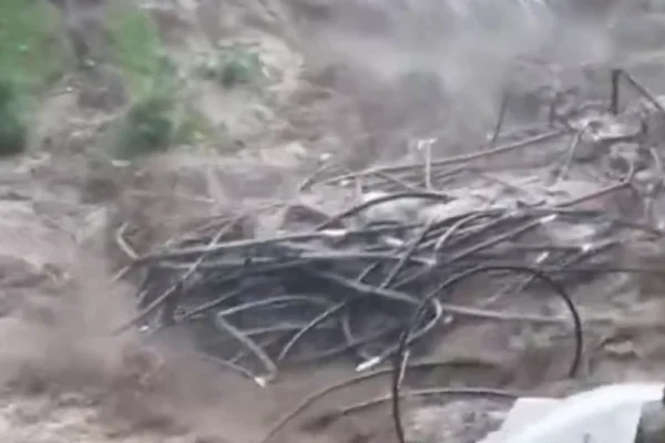 Banjir bandang menyebabkan kerusakan luas di kawasan wisata pemandian air panas Guci di Indonesia.