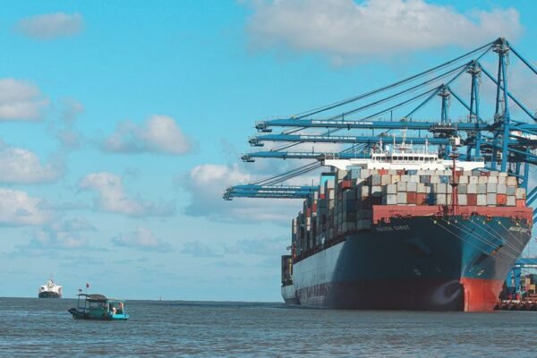 Berita Dunia Singkat: Pertumbuhan global melambat, serangan mematikan di Ukraina, risiko kelaparan akibat badai di Haiti, migrasi legal bagi pengungsi.