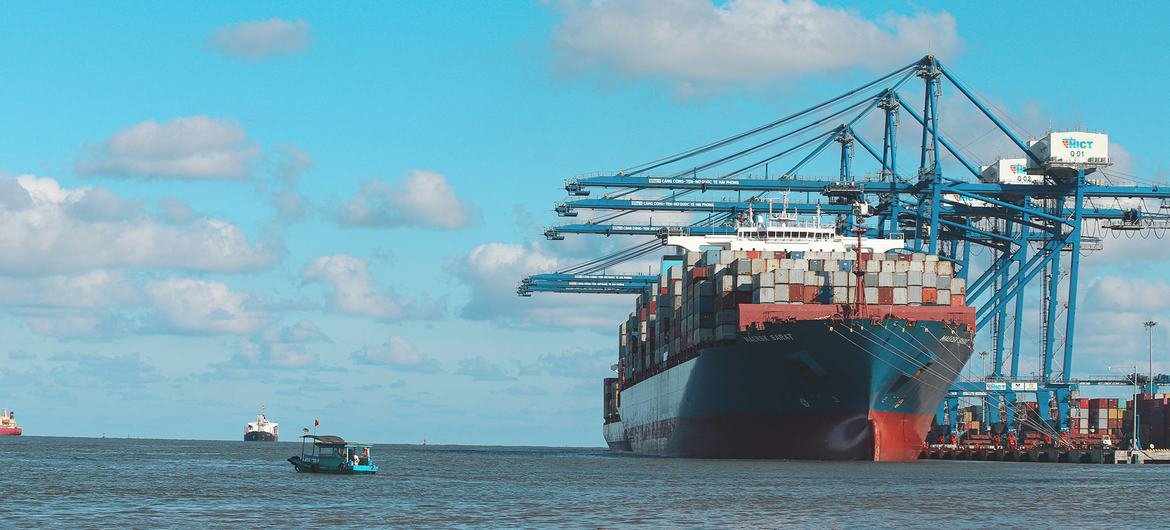 Berita Dunia Singkat: Pertumbuhan global melambat, serangan mematikan di Ukraina, risiko kelaparan akibat badai di Haiti, migrasi legal bagi pengungsi.