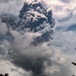 Gunung Ibu di Indonesia meletus lagi, memuntahkan lava panas dan kolom asap.