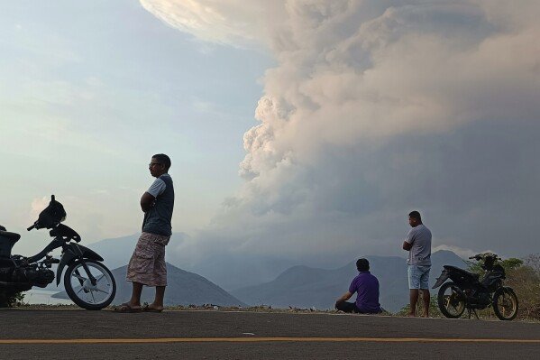 Gunung Lewotobi Laki Laki di Indonesia memancarkan kolom-kolom awan panas yang menjulang tinggi.