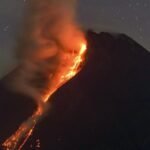 Gunung Merapi di Indonesia meletus dan memuntahkan lava panas.
