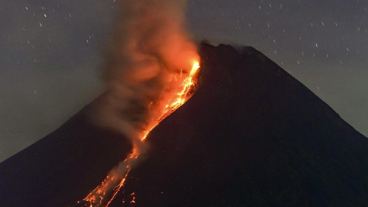 Gunung Merapi di Indonesia meletus dan memuntahkan lava panas.