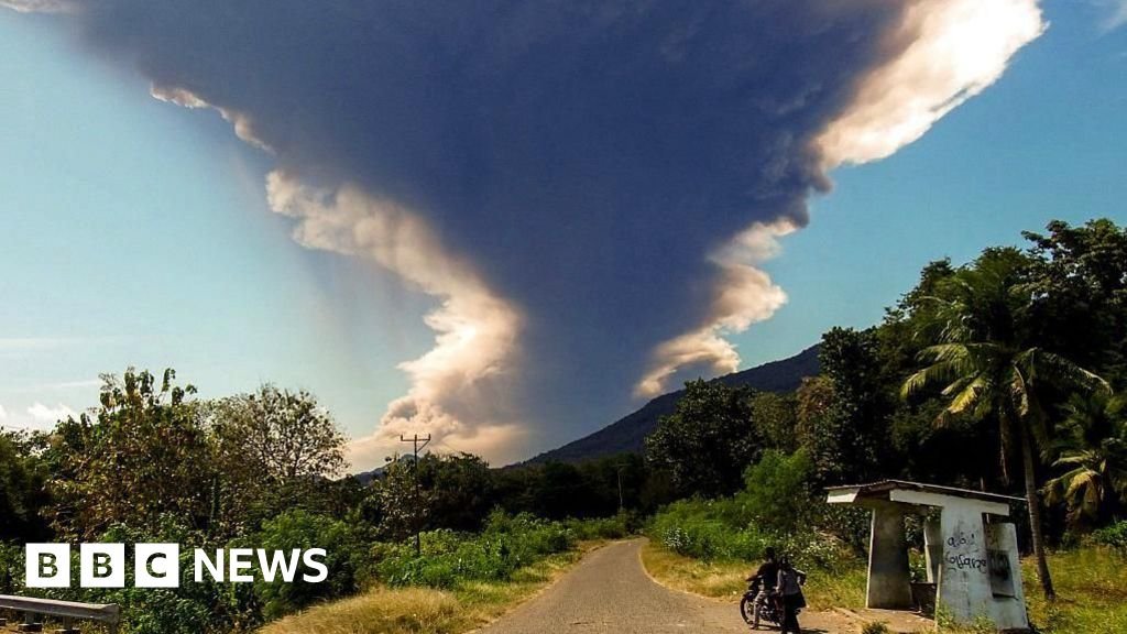 Gunung berapi Indonesia, Gunung Lewotobi Laki-laki, memuntahkan awan abu yang besar saat meletus kembali.