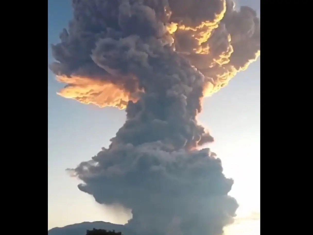 Gunung berapi meletus di Indonesia, memuntahkan abu panas setinggi 10.000 meter ke langit | Tonton