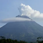Indonesia: Ratusan orang dievakuasi saat Gunung Merapi memuntahkan awan panas.