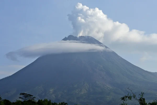 Indonesia: Ratusan orang dievakuasi saat Gunung Merapi memuntahkan awan panas.