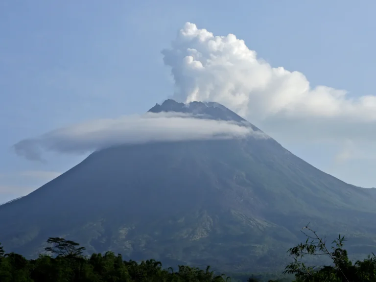 Indonesia: Ratusan orang dievakuasi saat Gunung Merapi memuntahkan awan panas.