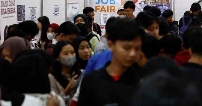 Indonesia memiliki 44 juta pemuda. Negara ini kesulitan untuk memberikan pekerjaan kepada mereka.