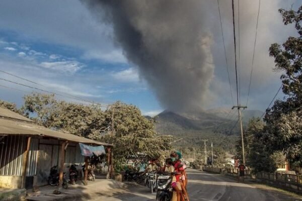 Suster misionaris tewas dalam letusan gunung berapi di Indonesia.