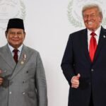 Trump kedengaran di 'mikrofon terbuka' sepertinya sedang membicarakan urusan bisnis dengan pemimpin Indonesia.