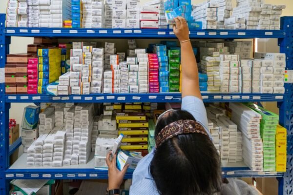 WHO mendukung Kementerian Kesehatan dalam meluncurkan pedoman teknis baru mengenai perencanaan pengadaan obat-obatan.