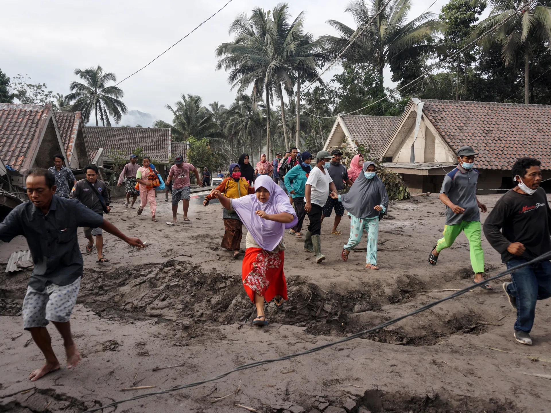 Warga yang tinggal di sekitar gunung berapi di Indonesia menghadapi kehancuran.