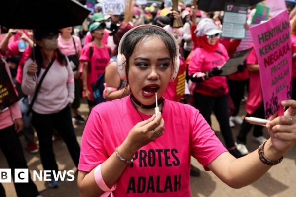 Indonesia: Ratusan wanita dengan sapu ikut serta dalam demonstrasi saat Prabowo terbang ke China.
