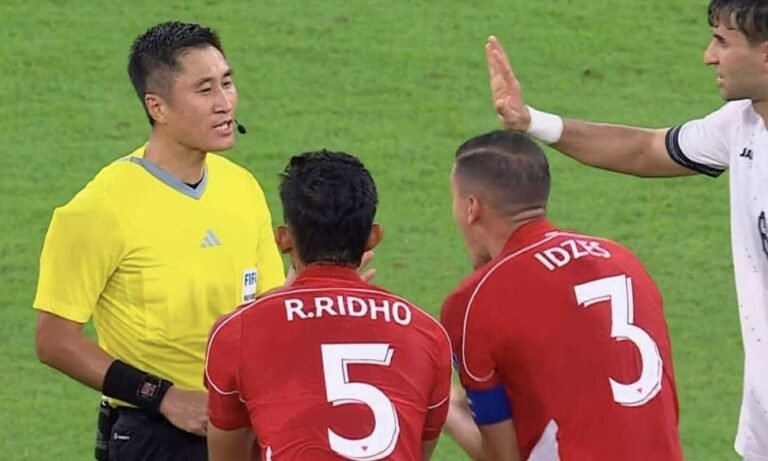 Indonesia mendapat tiga kartu merah setelah seorang pejabat tim mendorong wasit setelah kalah dari Irak dalam kualifikasi Piala Dunia.