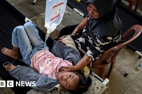 Keracunan makanan dan protes di Indonesia menguji tahun pertama Prabowo menjabat.