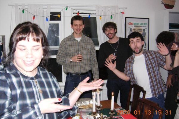 Lelah dengan kecerdasan buatan (AI), orang-orang beralih ke gaya hidup analog pada tahun 2026.