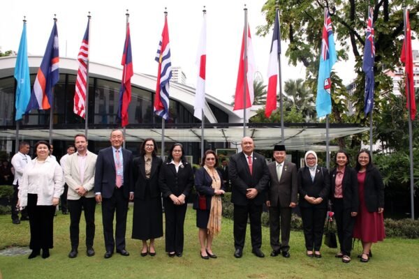 Menyambut anggota keluarga baru: Bendera Indonesia dikibarkan di Kantor Regional WHO untuk Wilayah Pasifik Barat.