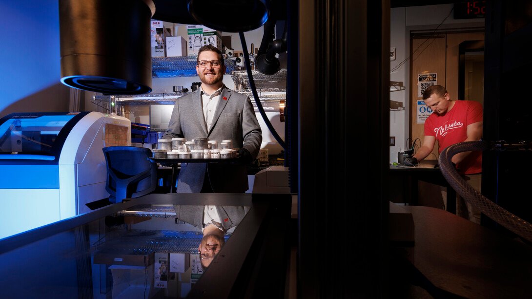 Para insinyur Husker terus mengembangkan teknologi cerdas dan mampu memperbaiki diri sendiri.