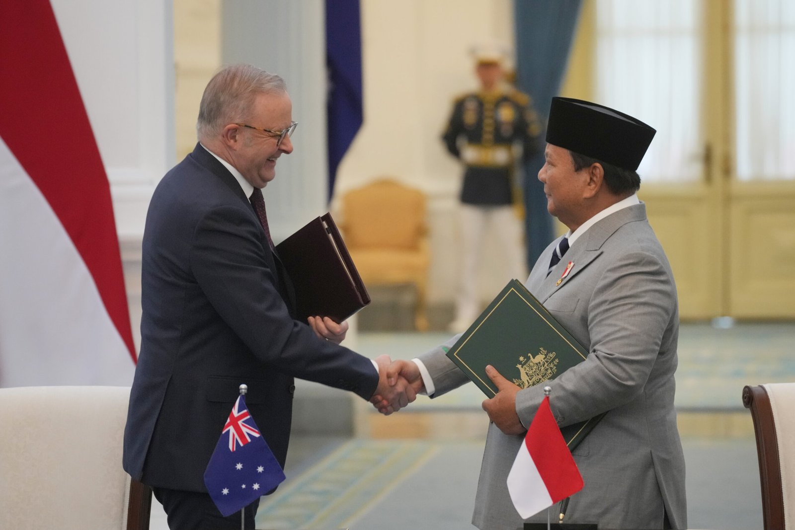 Pemimpin Indonesia dan Australia menandatangani perjanjian keamanan baru untuk memperkuat hubungan yang lebih erat.