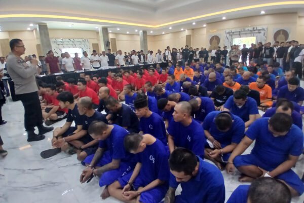 Polisi Jawa Tengah menangkap ratusan orang dalam operasi penertiban kejahatan jalanan.