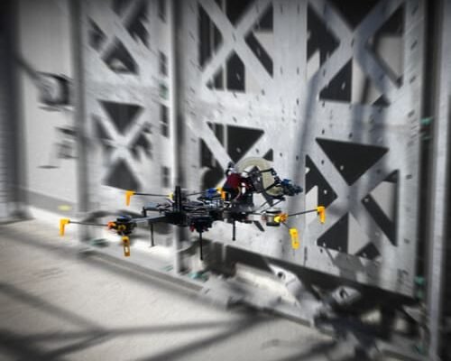 Robot konstruksi terbang sedang menjalani uji coba pertama dalam kondisi yang menyerupai lokasi proyek.