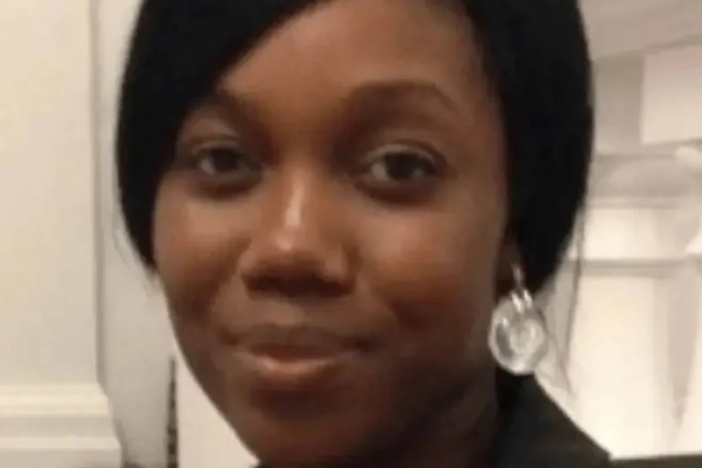 Seorang ibu dari empat anak mencuri hampir £100.000 dari gereja untuk membiayai gaya hidup mewah.