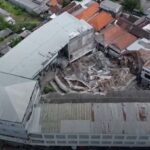 Tim penyelamat Indonesia mencari 38 orang yang diduga terjebak setelah runtuhnya sebuah sekolah yang menewaskan tiga orang.