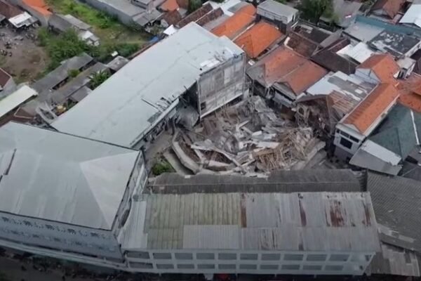 Tim penyelamat Indonesia mencari 38 orang yang diduga terjebak setelah runtuhnya sebuah sekolah yang menewaskan tiga orang.