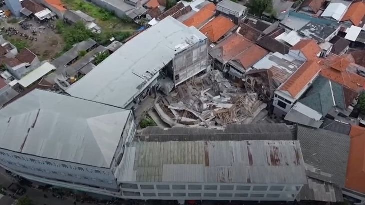 Tim penyelamat Indonesia mencari 38 orang yang diduga terjebak setelah runtuhnya sebuah sekolah yang menewaskan tiga orang.