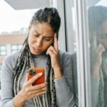 Alasan yang sering terlewatkan mengapa Anda merasa lelah setelah acara sosial, padahal secara fisik tidak terjadi apa-apa, bukanlah karena Anda seorang introvert — melainkan karena Anda menghabiskan seluruh waktu itu tanpa sadar berusaha membuat orang lain merasa nyaman